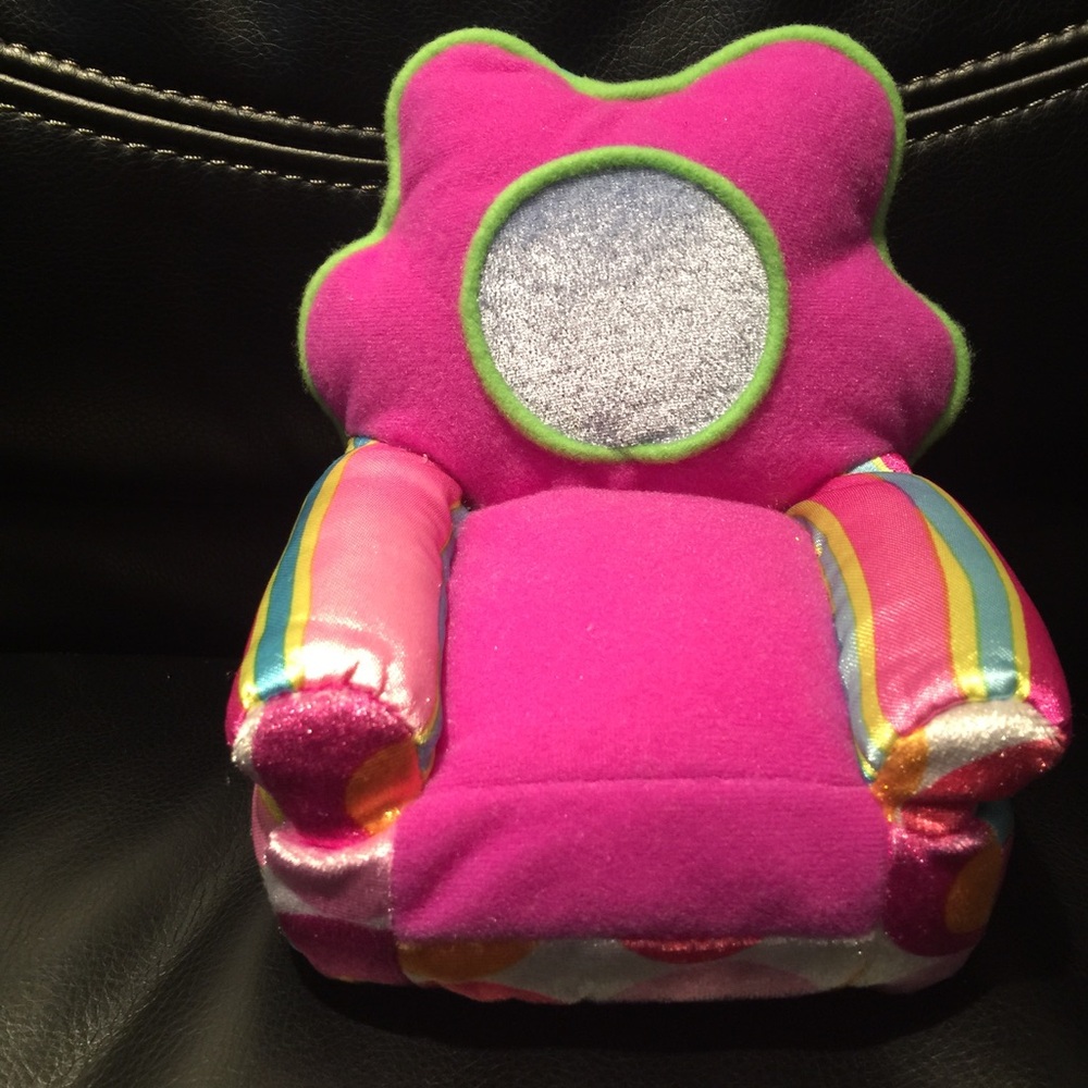 GROOVY GIRLS PLUSH ARM CHAIR